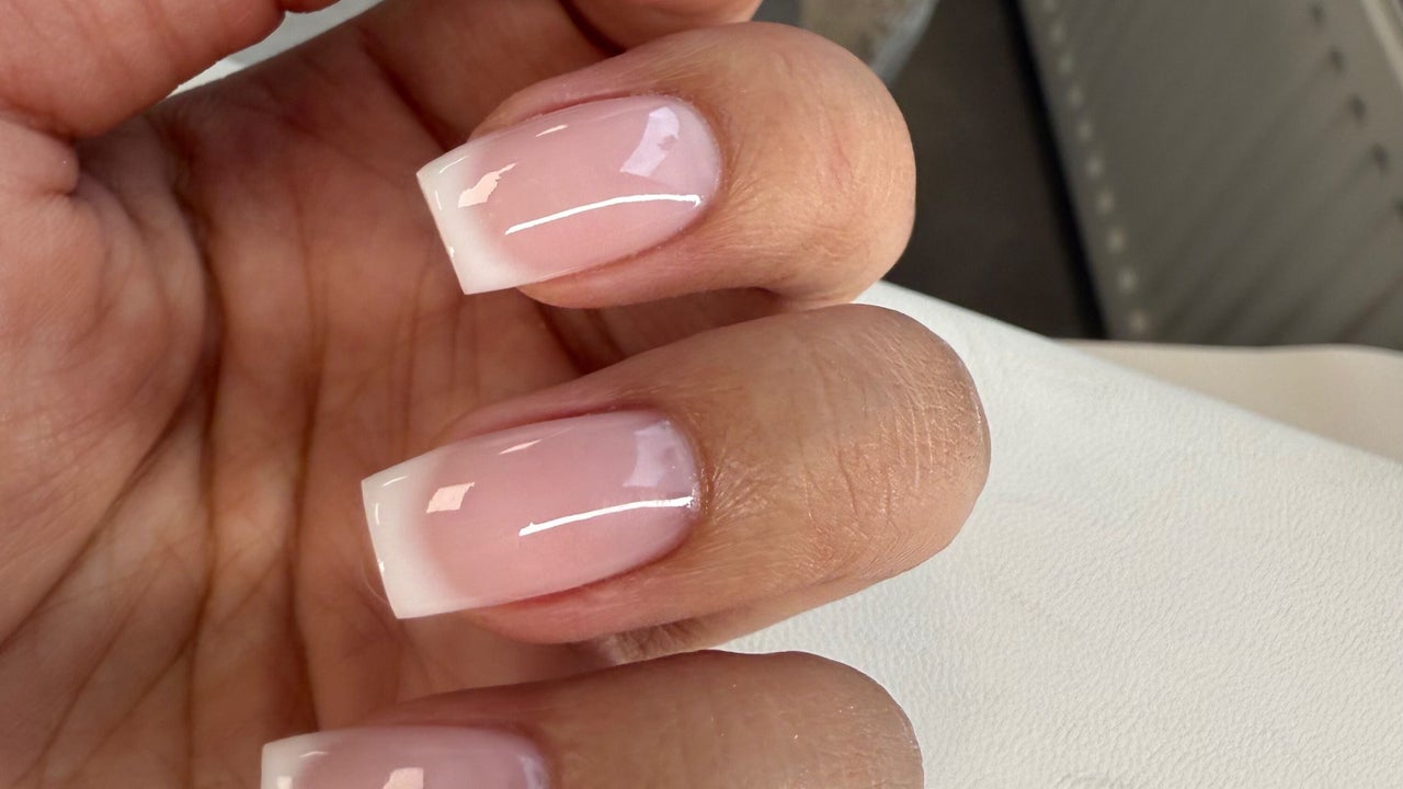 Vierkante nude nagels met een witte French